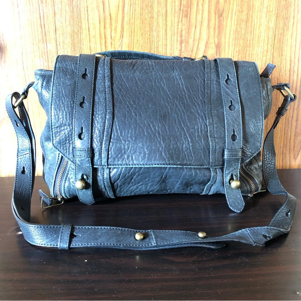 OLIVIA HARRIS LEATHER MESSENGER BAG - IN GOOD CONDITION